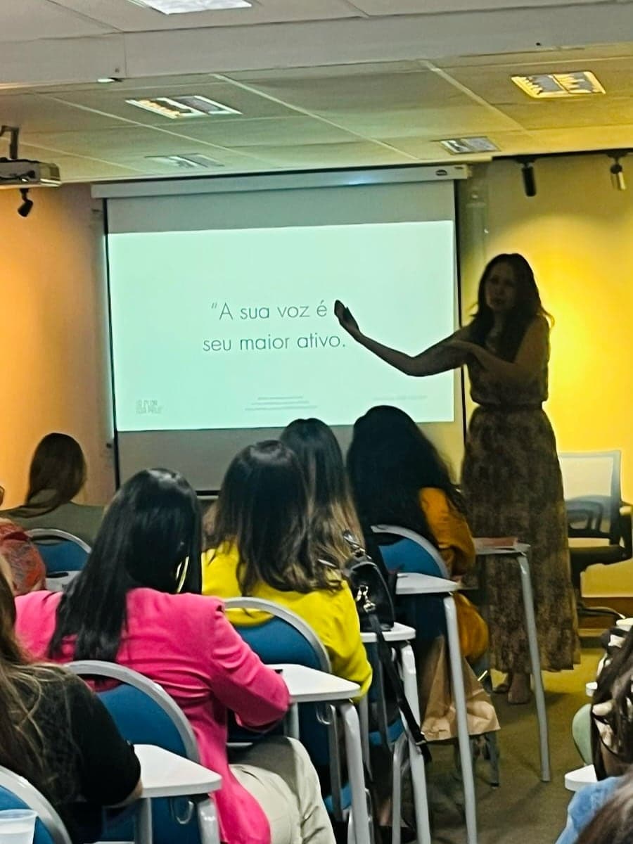 Vanessa conduzindo uma formação em sala